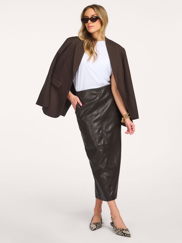 Ontdek de Gitt leatherlook rok van Co'Couture in de kleur donkerbruin bij Orangebag. Op werkdagen voor 21:45 besteld, morgen in huis.