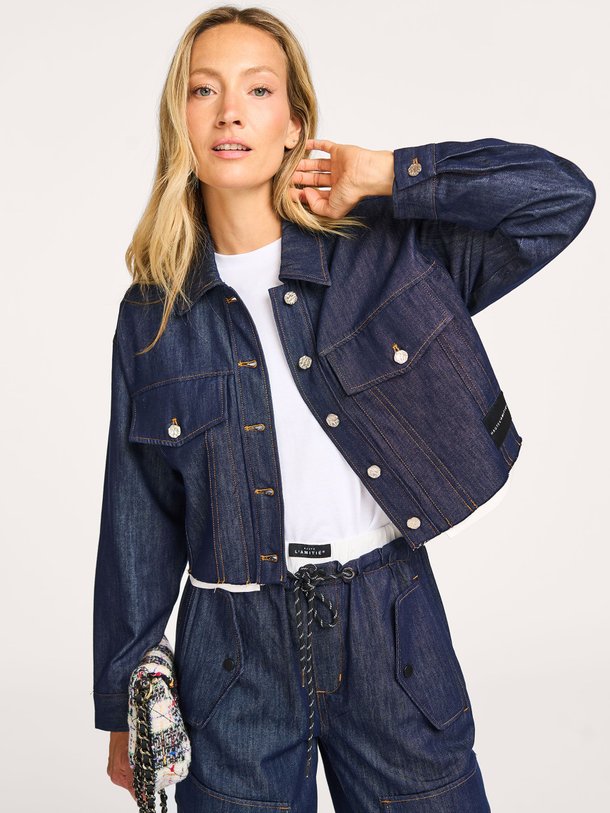 Ontdek de Denim cropped blouse van Haute L'Amitié in de kleur donkerblauw bij Orangebag. Op werkdagen voor 21:45 besteld, morgen in huis.