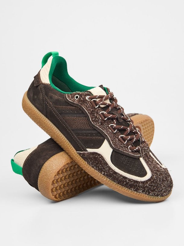 Ontdek de Tb.490 suède sneakers van Alohas in de kleur bruin bij Orangebag. Op werkdagen voor 21:45 besteld, morgen in huis.