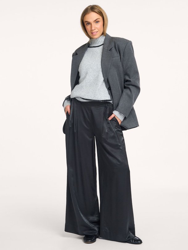 Ontdek de Estelle viscosemix broek van My Essential Wardrobe in de kleur antraciet bij Orangebag. Op werkdagen voor 21:45 besteld, morgen in huis.