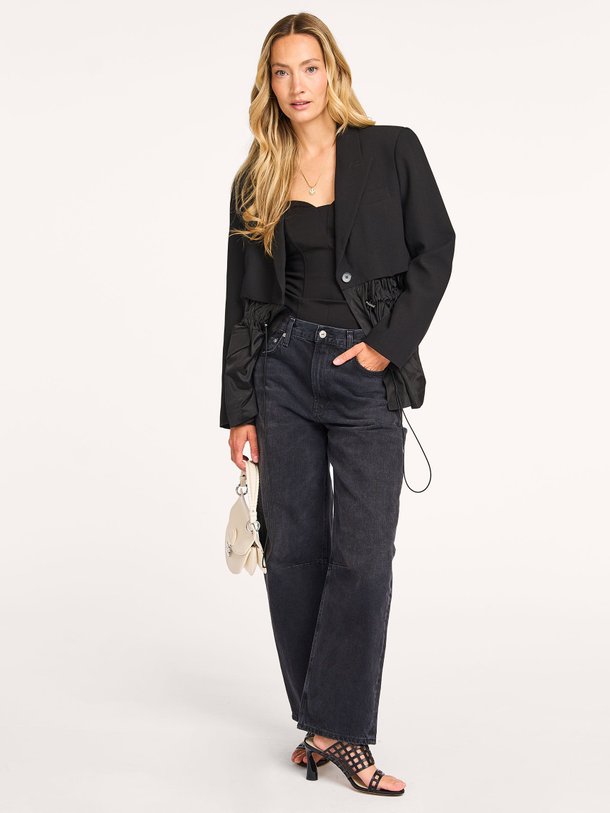 Ontdek de Vola viscosemix blazer van Co'Couture in de kleur zwart bij Orangebag. Op werkdagen voor 21:45 besteld, morgen in huis.