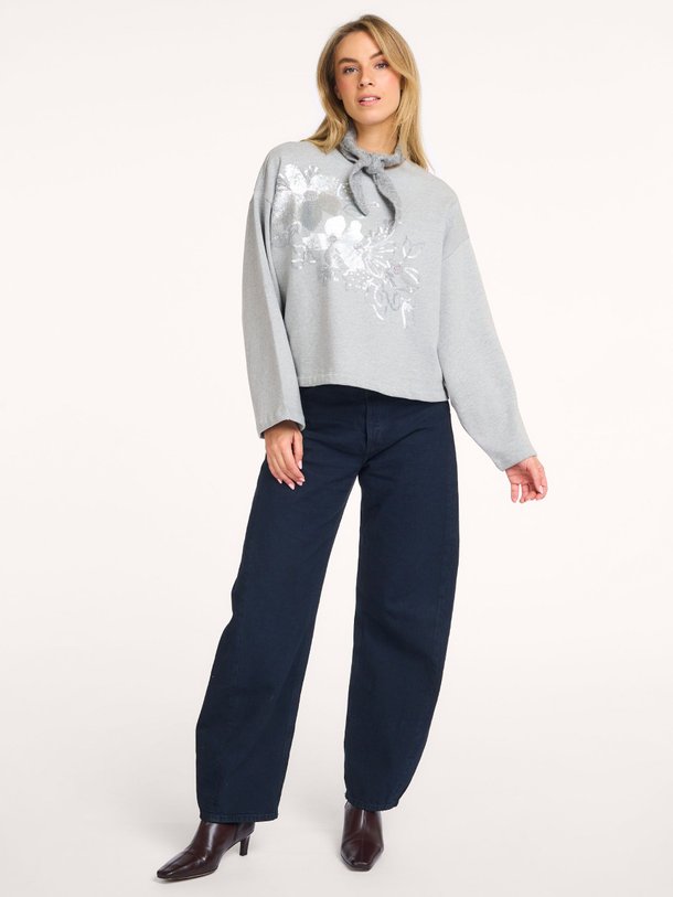 Ontdek de Katoenmix sweater met pailletten van Summum in de kleur grijs bij Orangebag. Op werkdagen voor 21:45 besteld, morgen in huis.