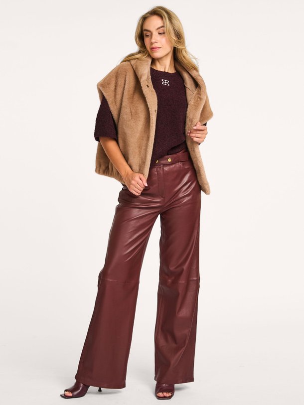 Ontdek de Olena fake fur bodywarmer van Studio AR in de kleur camel bij Orangebag. Op werkdagen voor 21:45 besteld, morgen in huis.