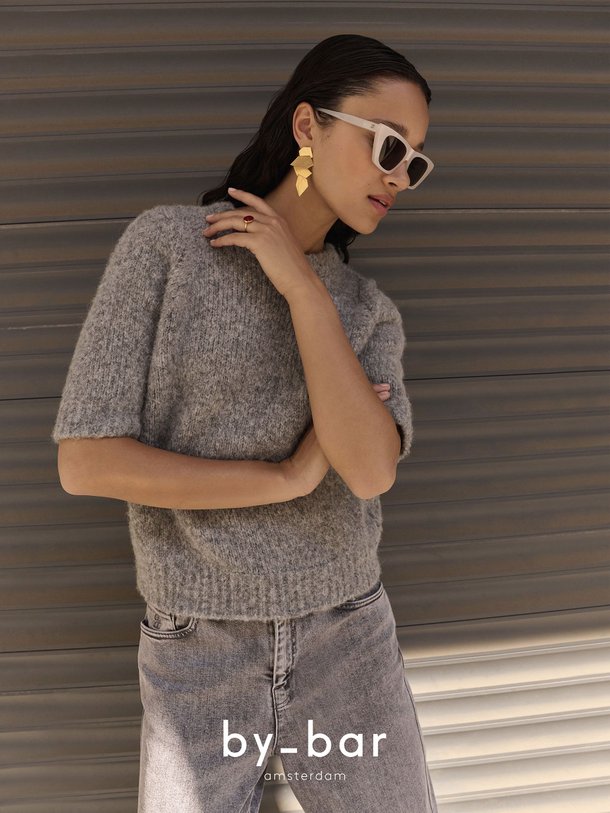 Ontdek de Lova alpacamix gemêleerde trui van By-Bar in de kleur grijs bij Orangebag. Op werkdagen voor 21:45 besteld, morgen in huis.