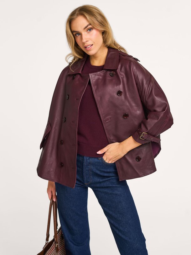 Ontdek de Bibi lederen mantel van Alter Ego in de kleur bordeauxrood bij Orangebag. Op werkdagen voor 21:45 besteld, morgen in huis.