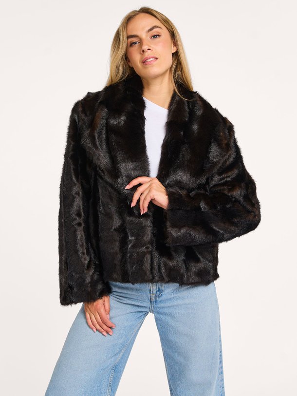 Ontdek de Kenna geweven faux fur jack van Gestuz in de kleur donkerbruin bij Orangebag. Op werkdagen voor 21:45 besteld, morgen in huis.