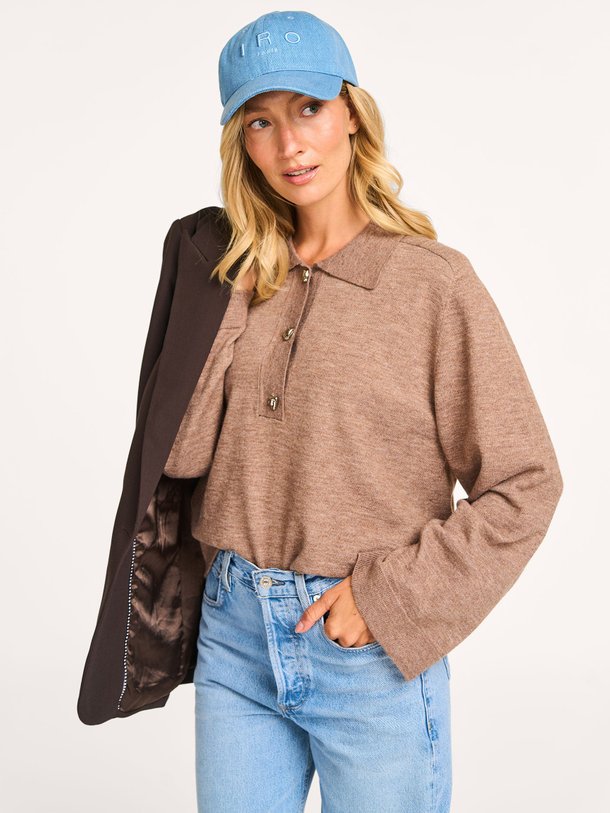 Ontdek de Mila fijngebreide polo trui van Co'Couture in de kleur bruin bij Orangebag. Op werkdagen voor 21:45 besteld, morgen in huis.