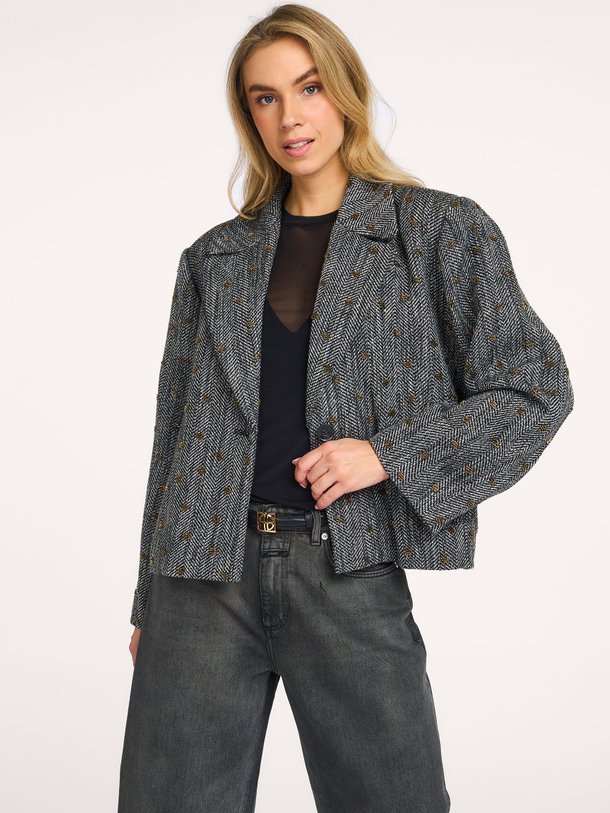 Ontdek de Riva wolmix blazer met kralen van Gestuz in de kleur zwart bij Orangebag. Op werkdagen voor 21:45 besteld, morgen in huis.