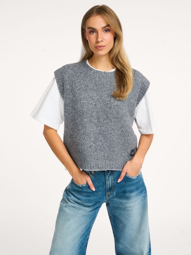 Ontdek de Toby wolmix spencer van Haute L'Amitié in de kleur grijs bij Orangebag. Op werkdagen voor 21:45 besteld, morgen in huis.