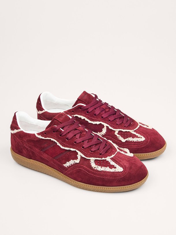 Ontdek de Tb.490 suède sneakers van Alohas in de kleur bordeauxrood bij Orangebag. Op werkdagen voor 21:45 besteld, morgen in huis.