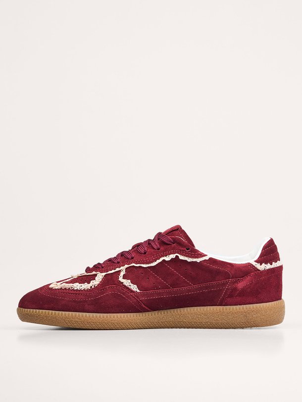 Ontdek de Tb.490 suède sneakers van Alohas in de kleur bordeauxrood bij Orangebag. Op werkdagen voor 21:45 besteld, morgen in huis.