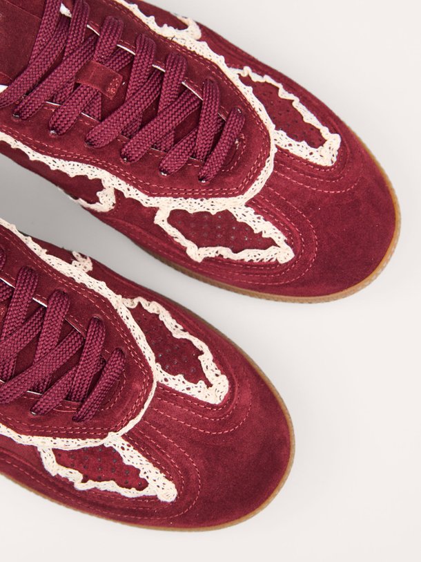 Ontdek de Tb.490 suède sneakers van Alohas in de kleur bordeauxrood bij Orangebag. Op werkdagen voor 21:45 besteld, morgen in huis.