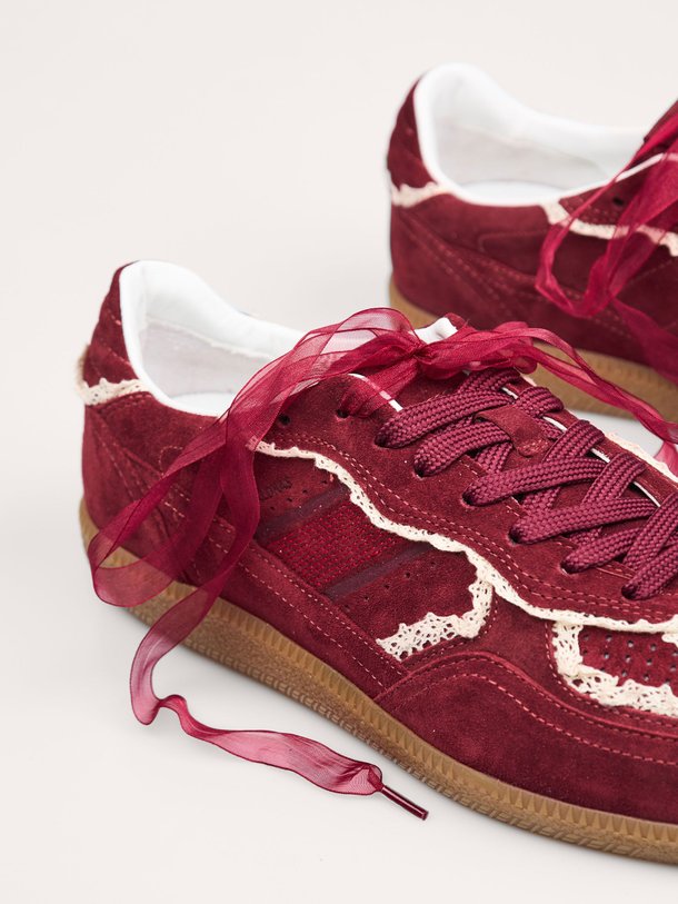 Ontdek de Tb.490 suède sneakers van Alohas in de kleur bordeauxrood bij Orangebag. Op werkdagen voor 21:45 besteld, morgen in huis.