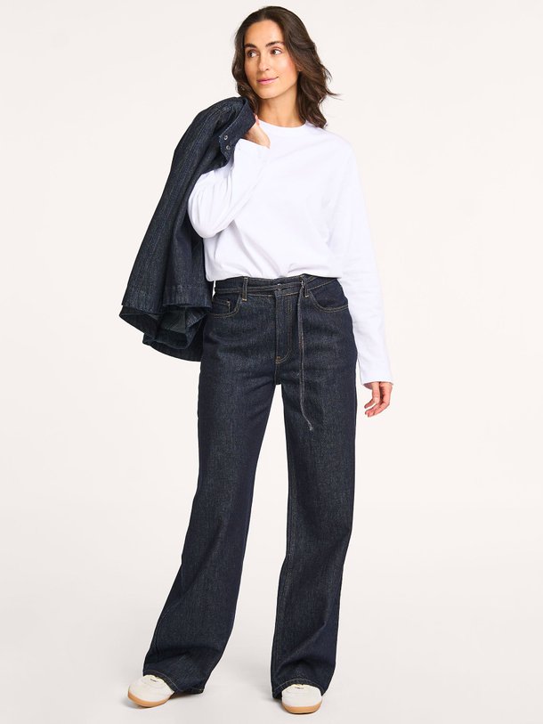 Ontdek de Moos mid waist loose fit jeans van Club L`avenir in de kleur donkerblauw bij Orangebag. Op werkdagen voor 21:45 besteld, morgen in huis.