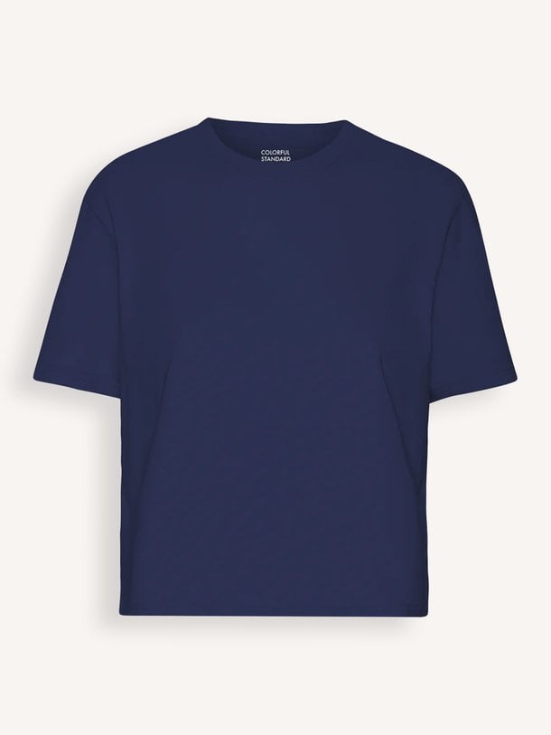 Colorful Standard Organic Cotton Cropped T-Shirt - Donkerblauw Ontdek de Organic cotton cropped T-shirt van Colorful Standard in de kleur donkerblauw bij Orangebag. Op werkdagen voor 21:45 besteld, morgen in huis.