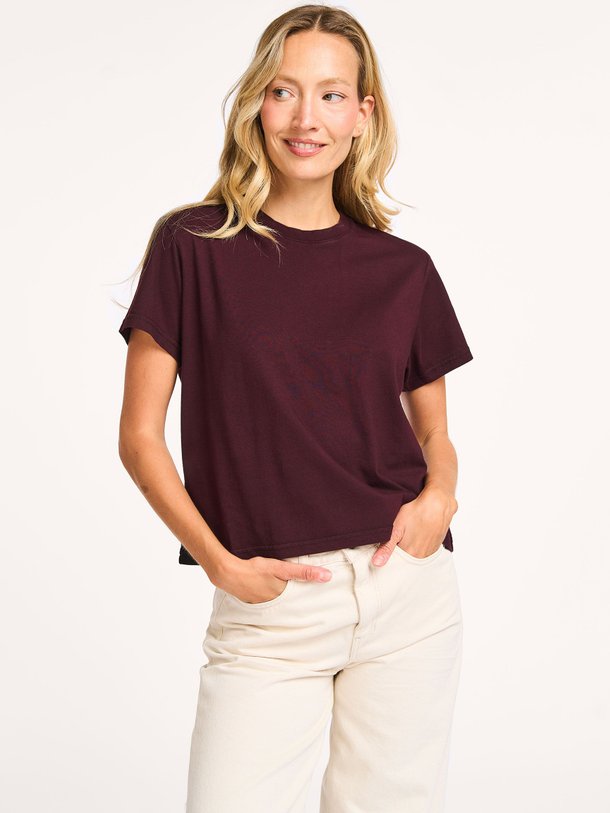 Ontdek de Organic cotton cropped T-shirt van Colorful Standard in de kleur bordeauxrood bij Orangebag. Op werkdagen voor 21:45 besteld, morgen in huis.