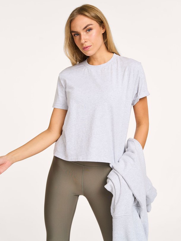 Ontdek de Organic cotton cropped gemêleerd T-shirt van Colorful Standard in de kleur lichtgrijs bij Orangebag. Op werkdagen voor 21:45 besteld, morgen in huis.