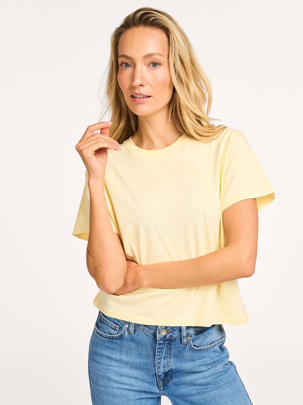 Ontdek de Organic cotton cropped T-shirt van Colorful Standard in de kleur geel bij Orangebag. Op werkdagen voor 21:45 besteld, morgen in huis.