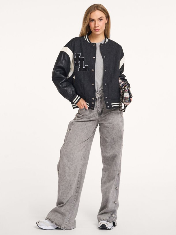 Ontdek de Wolmix bomber jack van Haute L'Amitié in de kleur zwart bij Orangebag. Op werkdagen voor 21:45 besteld, morgen in huis.