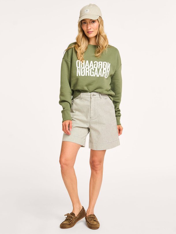 Ontdek de Palu organic cotton short met gestreept dessin van Mads Norgaard in de kleur groen bij Orangebag. Op werkdagen voor 21:45 besteld, morgen in huis.