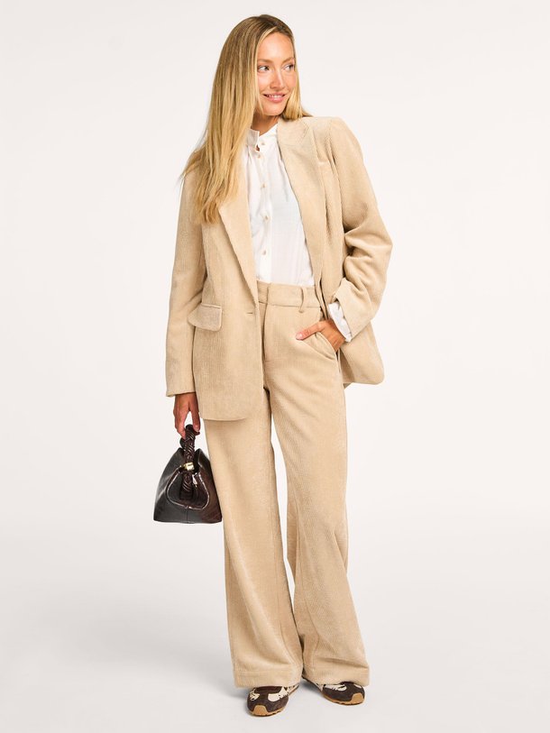 Ontdek de Daisy geweven ribcord broek van Co'Couture in de kleur zand bij Orangebag. Op werkdagen voor 21:45 besteld, morgen in huis.