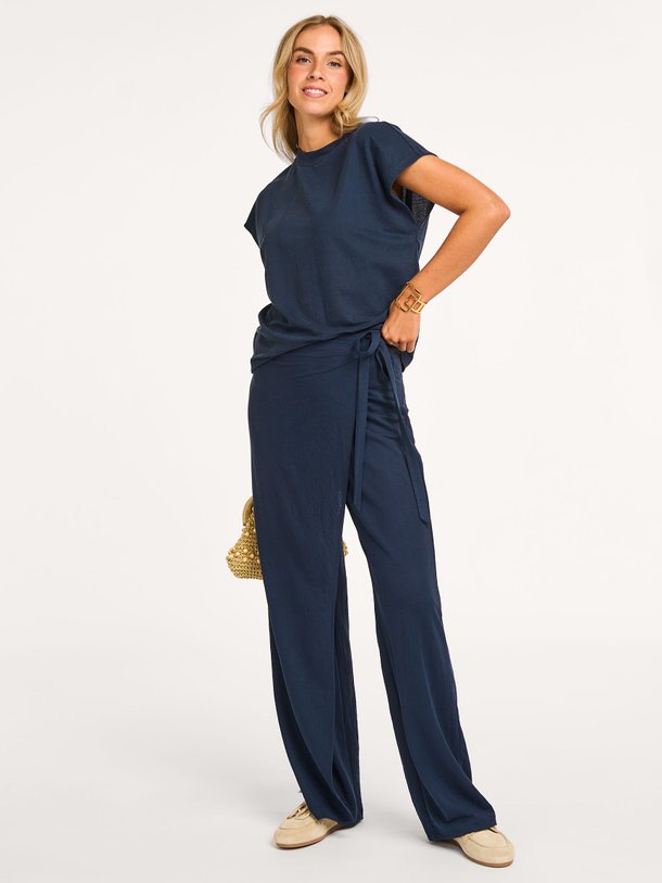 Ontdek de Lyocellmix broek met overslag van Yaya in de kleur donkerblauw bij Orangebag. Op werkdagen voor 21:45 besteld, morgen in huis.