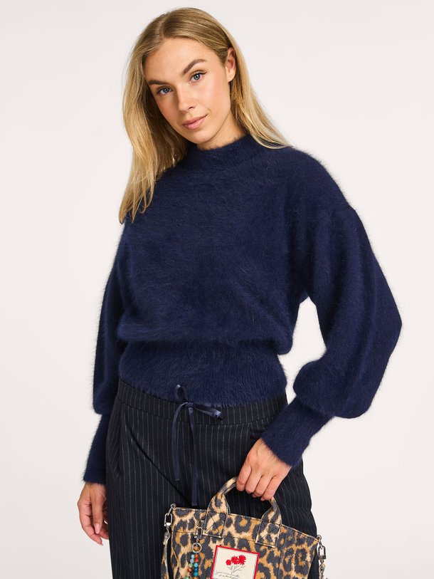 Ontdek de Dateka angoramix trui van Bellerose in de kleur donkerblauw bij Orangebag. Op werkdagen voor 21:45 besteld, morgen in huis.