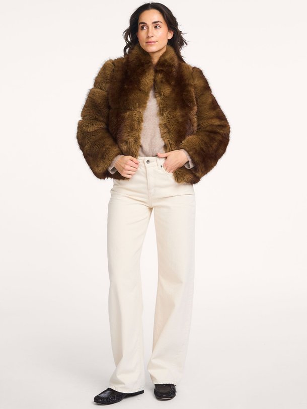Ontdek de Posh geweven fake fur jack van Iben in de kleur bruin bij Orangebag. Op werkdagen voor 21:45 besteld, morgen in huis.