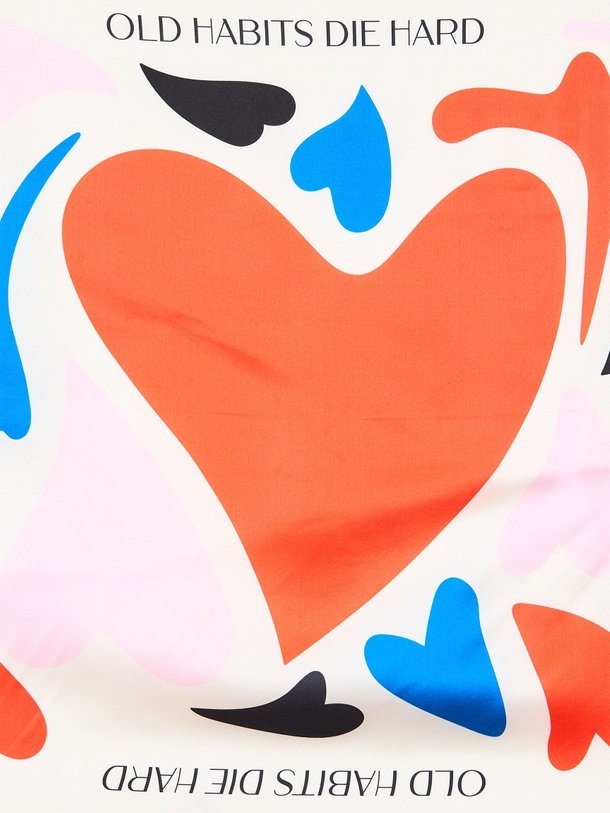 Ontdek de Zijden sjaal met dessin van Old Habits Die Hard in de kleur oranje bij Orangebag. Op werkdagen voor 21:45 besteld, morgen in huis.