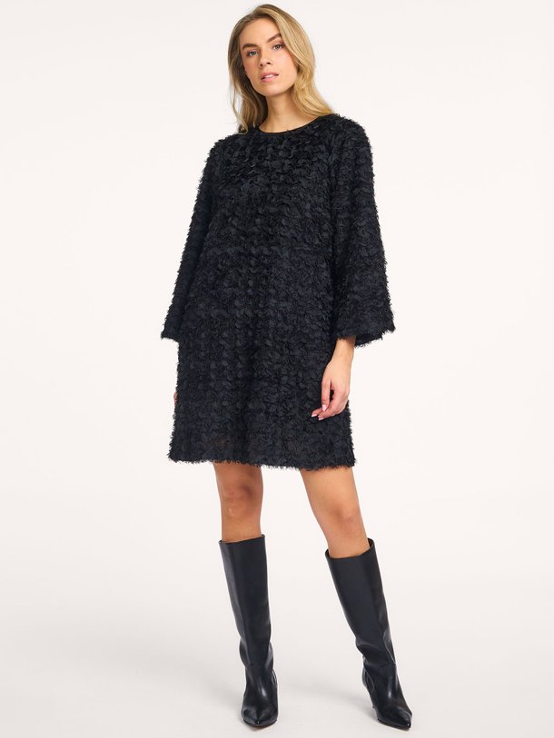 Ontdek de Geweven jurk met franjes van Summum in de kleur zwart bij Orangebag. Op werkdagen voor 21:45 besteld, morgen in huis.