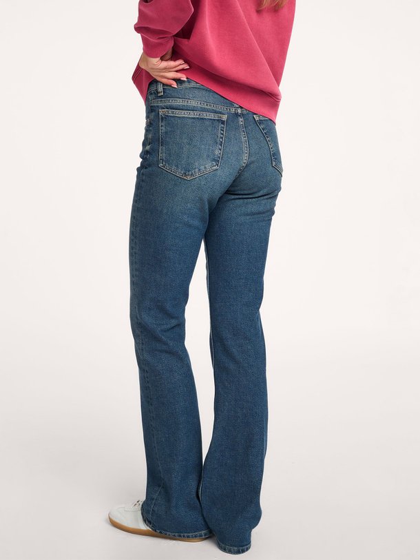 Ontdek de Salella mid waist flared fit jeans van Samsoe Samsoe in de kleur blauw bij Orangebag. Op werkdagen voor 21:45 besteld, morgen in huis.