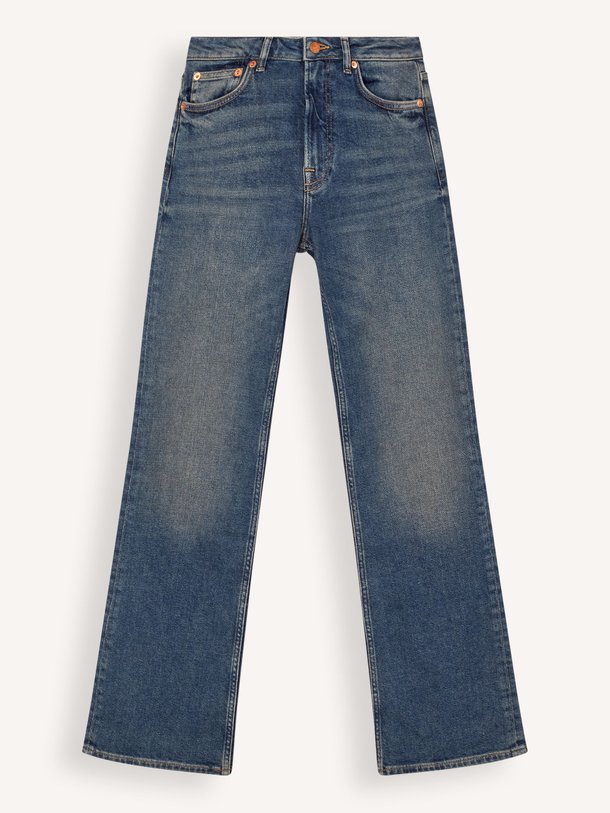 Ontdek de Salella mid waist flared fit jeans van Samsoe Samsoe in de kleur blauw bij Orangebag. Op werkdagen voor 21:45 besteld, morgen in huis.