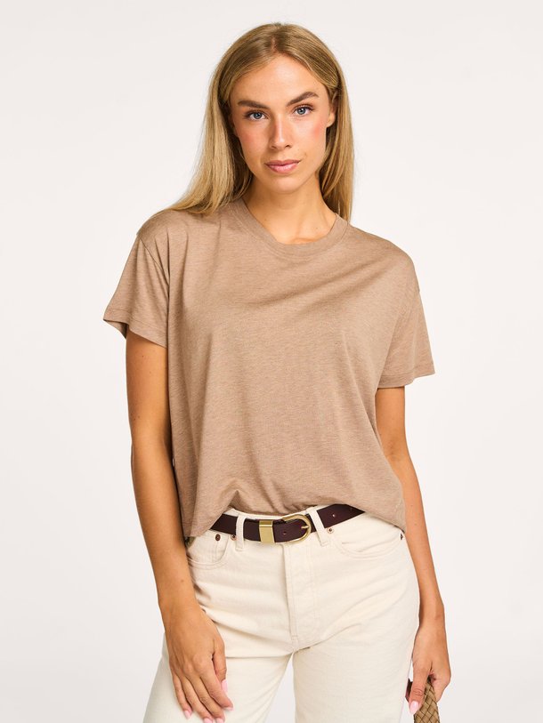 Sessun Too - Lyocell/Katoenmix T-Shirt - Lichtbruin Ontdek de Too lyocell/katoenmix T-shirt van Sessun in de kleur lichtbruin bij Orangebag. Op werkdagen voor 21:45 besteld, morgen in huis.