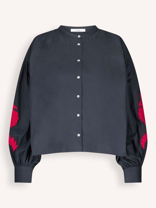 Ontdek de Janet katoenen blouse met borduursel van By-Bar in de kleur donkerblauw bij Orangebag. Op werkdagen voor 21:45 besteld, morgen in huis.