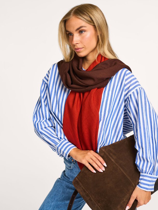 Ontdek de Seepy wollen sjaal van Bellerose in de kleur donkerrood bij Orangebag. Op werkdagen voor 21:45 besteld, morgen in huis.