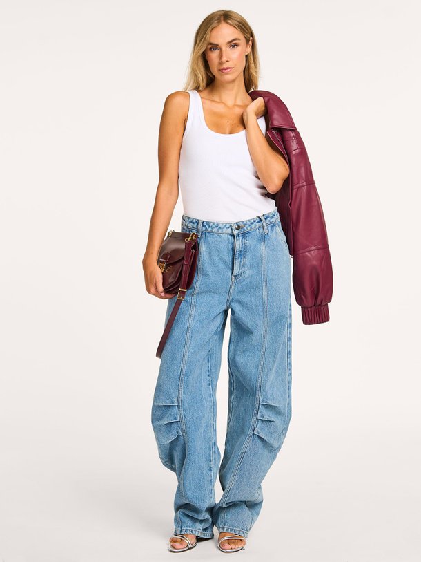 Ontdek de High waist barrel fit jeans van Rotate Birger Christensen in de kleur blauw bij Orangebag. Op werkdagen voor 21:45 besteld, morgen in huis.