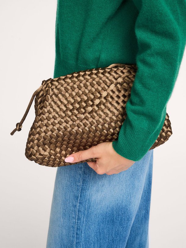 Ontdek de Gevlochten pouch van Marrea in de kleur bruin bij Orangebag. Op werkdagen voor 21:45 besteld, morgen in huis.