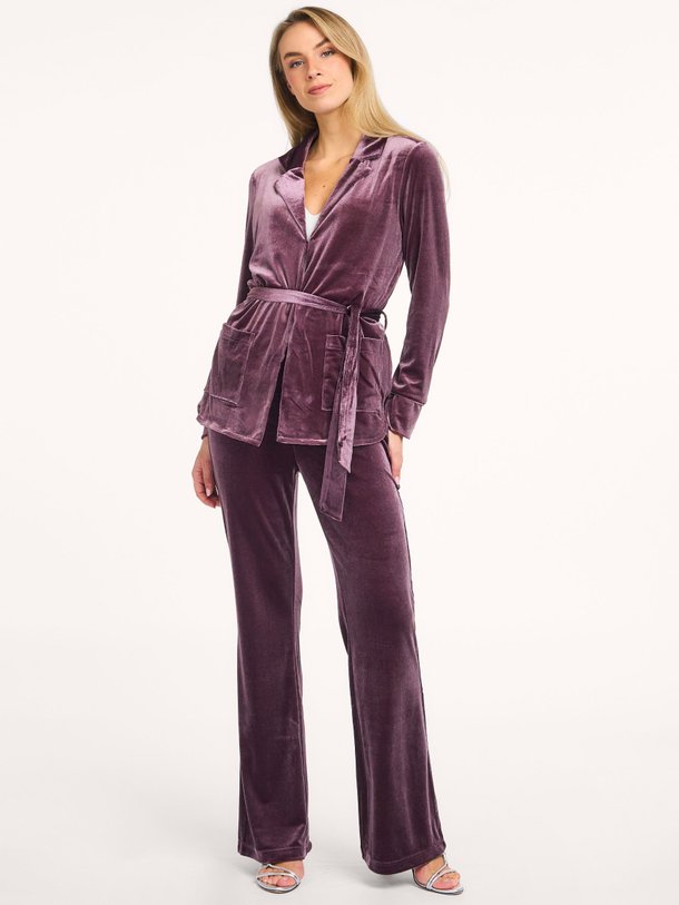 Ontdek de Casey jersey velourse broek van Lollys Laundry in de kleur paars bij Orangebag. Op werkdagen voor 21:45 besteld, morgen in huis.