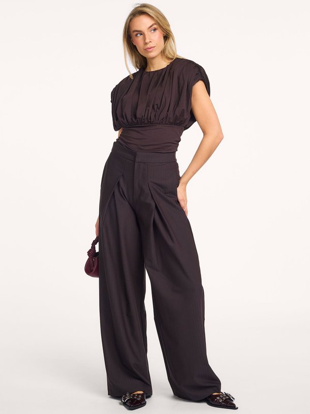 Ontdek de Cattia geweven top van Co'Couture in de kleur donkerbruin bij Orangebag. Op werkdagen voor 21:45 besteld, morgen in huis.