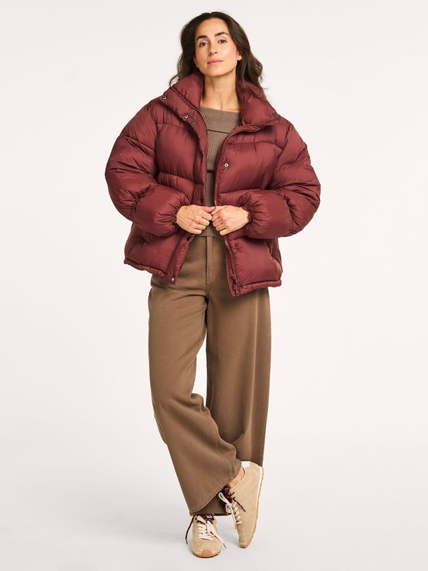 Ontdek de Odin geweven gewatteerde jas van Modstrom in de kleur bordeauxrood bij Orangebag. Op werkdagen voor 21:45 besteld, morgen in huis.
