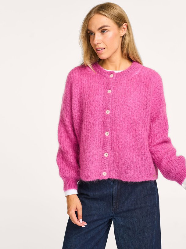 Ontdek de Alma mohairmix vest van Des Petits Hauts in de kleur fuchsia bij Orangebag. Op werkdagen voor 21:45 besteld, morgen in huis.