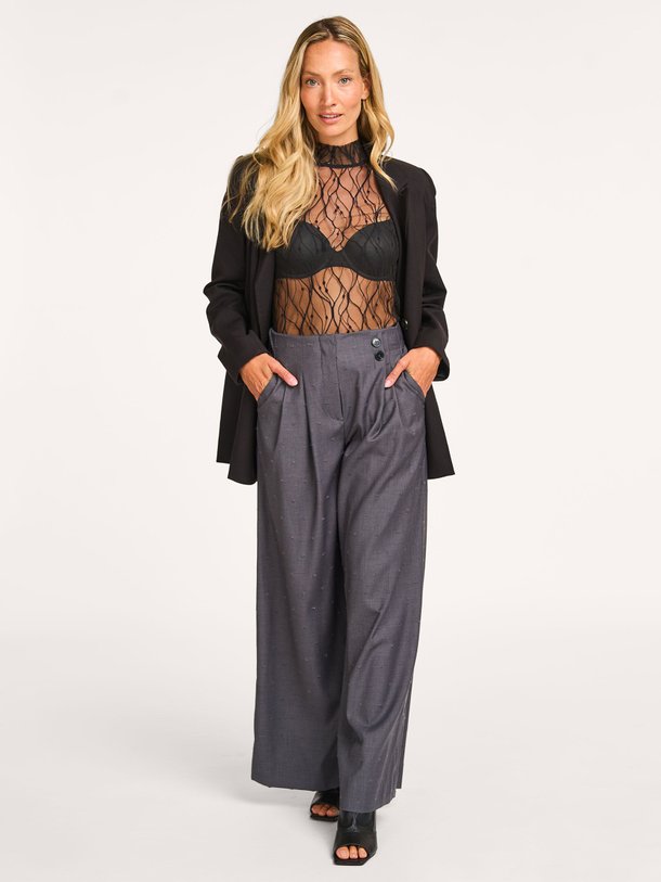 Ontdek de Saga viscosemix broek van Co'Couture in de kleur donkergrijs bij Orangebag. Op werkdagen voor 21:45 besteld, morgen in huis.