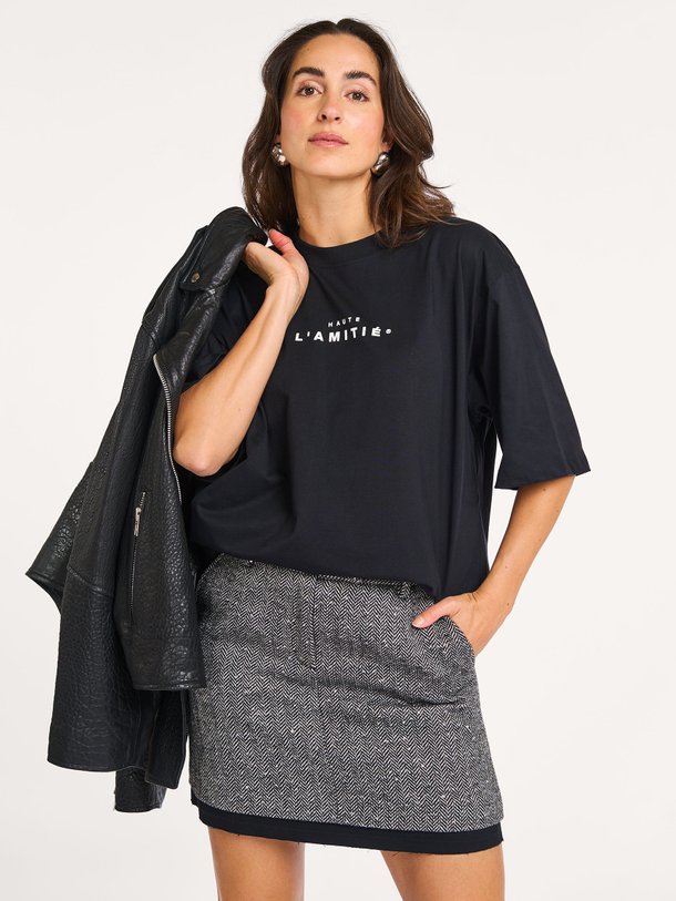 Ontdek de Organic cotton logo T-shirt van Haute L'Amitié in de kleur zwart bij Orangebag. Op werkdagen voor 21:45 besteld, morgen in huis.