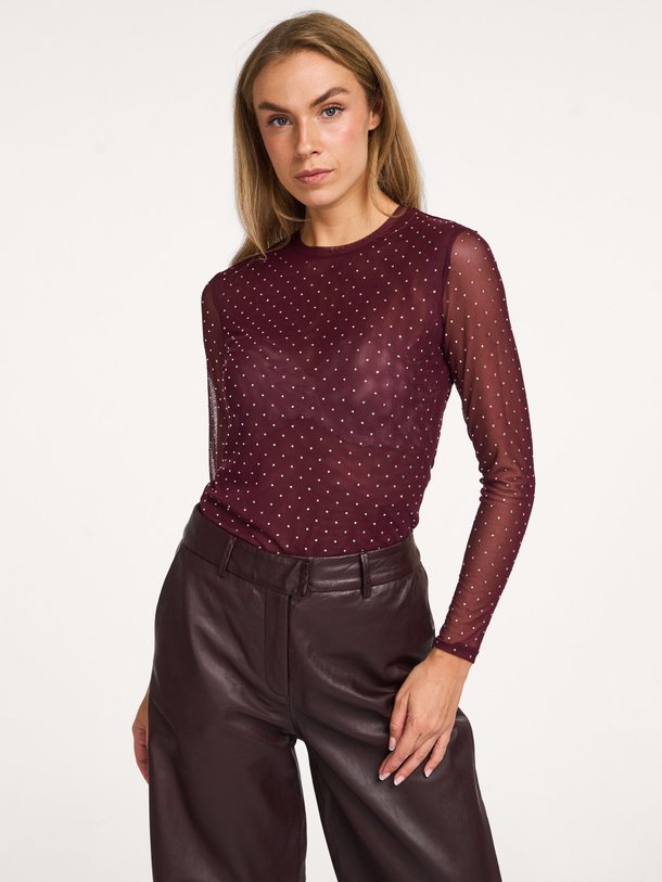 Ontdek de Ines mesh top met strass van Studio AR in de kleur bordeauxrood bij Orangebag. Op werkdagen voor 21:45 besteld, morgen in huis.