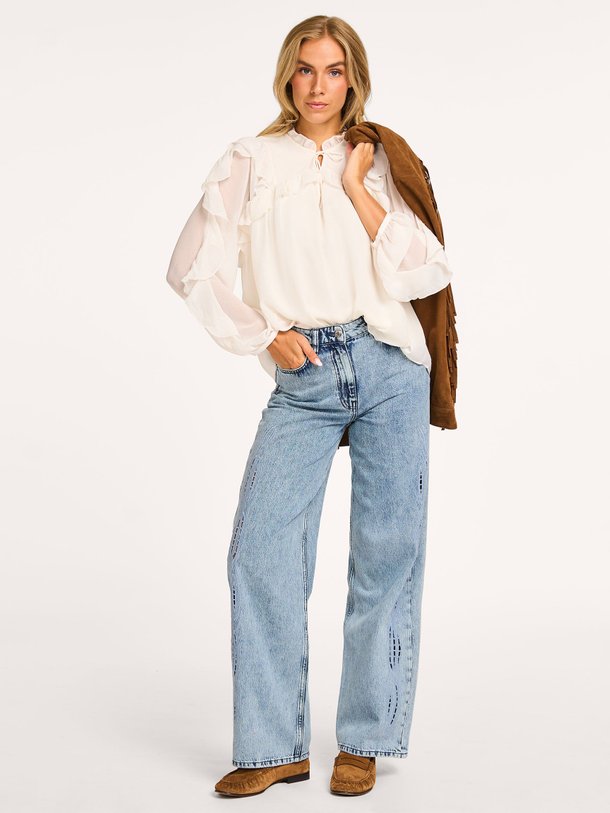 Ontdek de Nils geweven blouse van ba-sh in de kleur ecru bij Orangebag. Op werkdagen voor 21:45 besteld, morgen in huis.