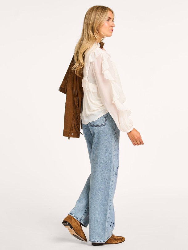 Ontdek de Nils geweven blouse van ba-sh in de kleur ecru bij Orangebag. Op werkdagen voor 21:45 besteld, morgen in huis.