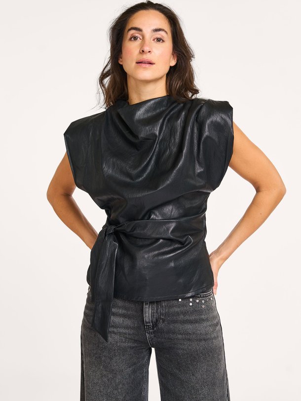 Ontdek de Gitt geweven leatherlook top van Co'Couture in de kleur zwart bij Orangebag. Op werkdagen voor 21:45 besteld, morgen in huis.
