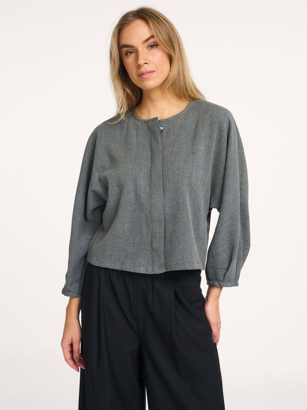 Ontdek de Pierrot viscosemix blouse van Ruby Tuesday in de kleur donkergrijs bij Orangebag. Op werkdagen voor 21:45 besteld, morgen in huis.