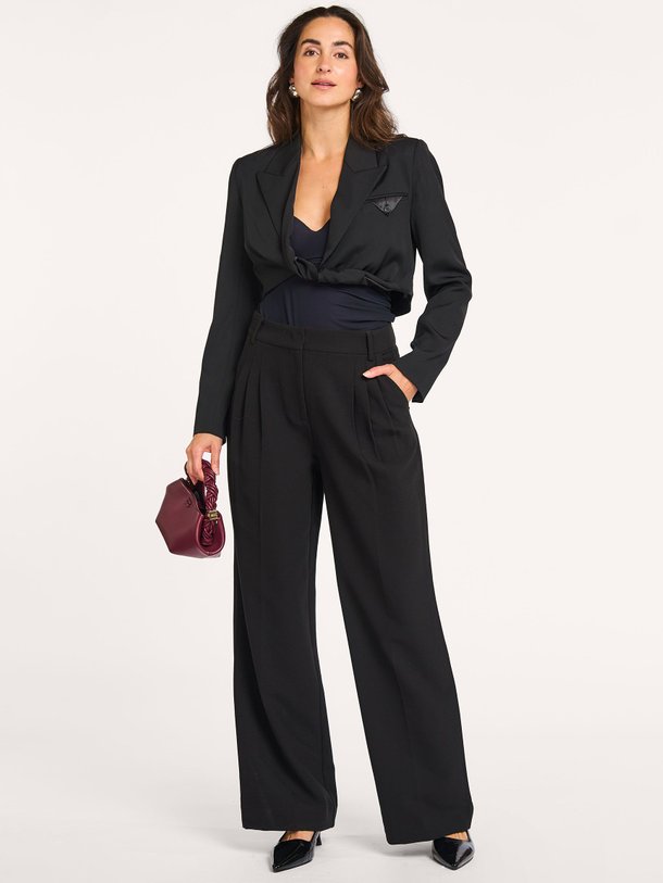 Ontdek de Jazzy geweven cropped blazer van Haute L'Amitié in de kleur zwart bij Orangebag. Op werkdagen voor 21:45 besteld, morgen in huis.