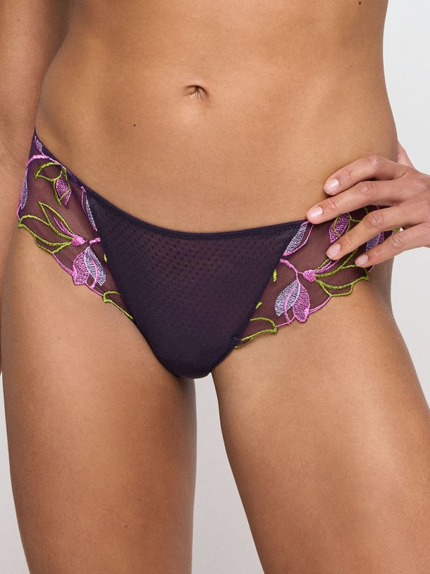 Ontdek de Loish string met borduursel van Marie Jo in de kleur paars bij Orangebag. Op werkdagen voor 21:45 besteld, morgen in huis.